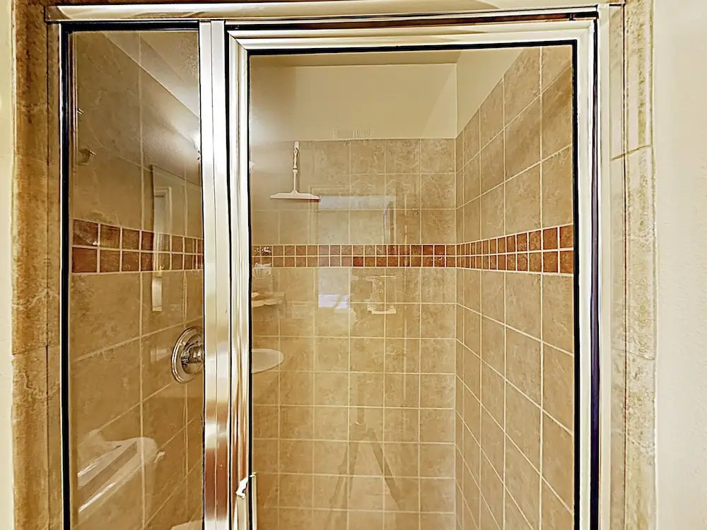 New Listing! Stylish W/ Garage & Hot Tubs 3 Bedroom Condo