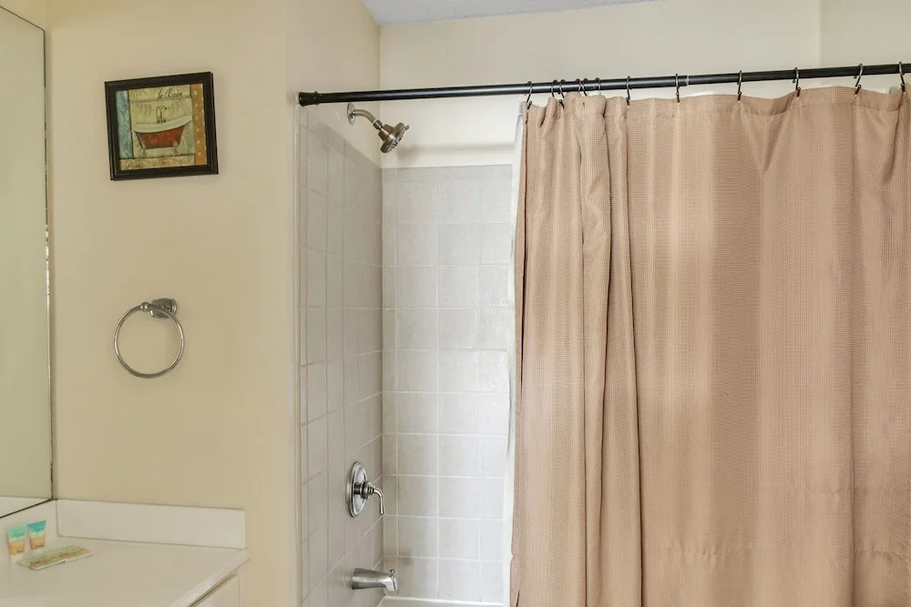 Serene 2br Retreat At Springwood Villas, Hh Island 2 Bedroom Townhouse by Redawning