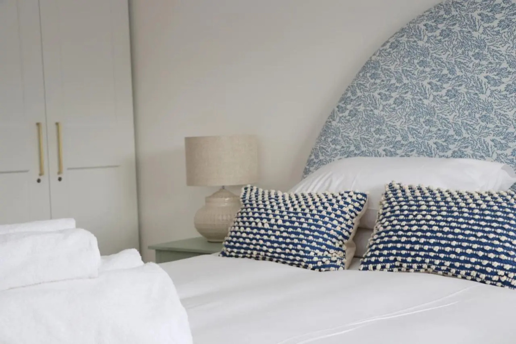 Spacious & modern beach house, 100m to beach