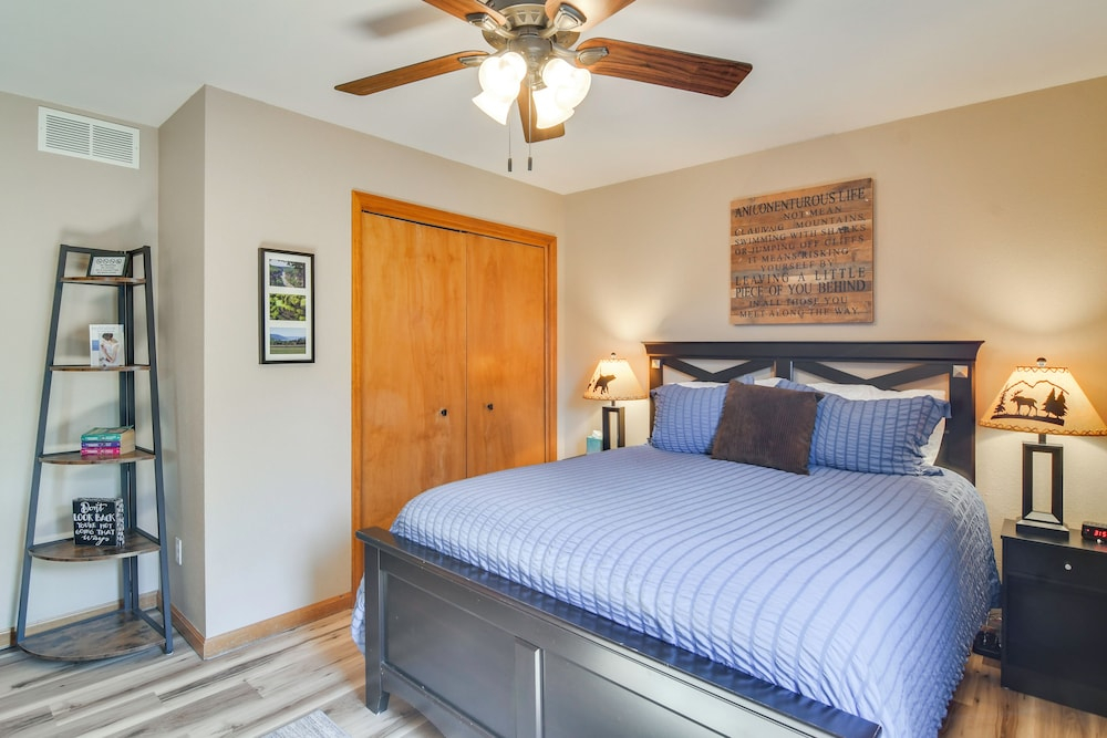 Fireplace & Mtn Views: Estes Park Home w/ Deck!