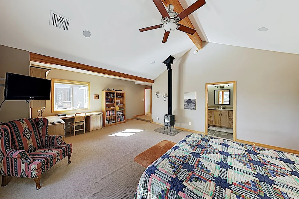 New Listing! All-suite Riverside Getaway W/ Dock 3 Bedroom Home