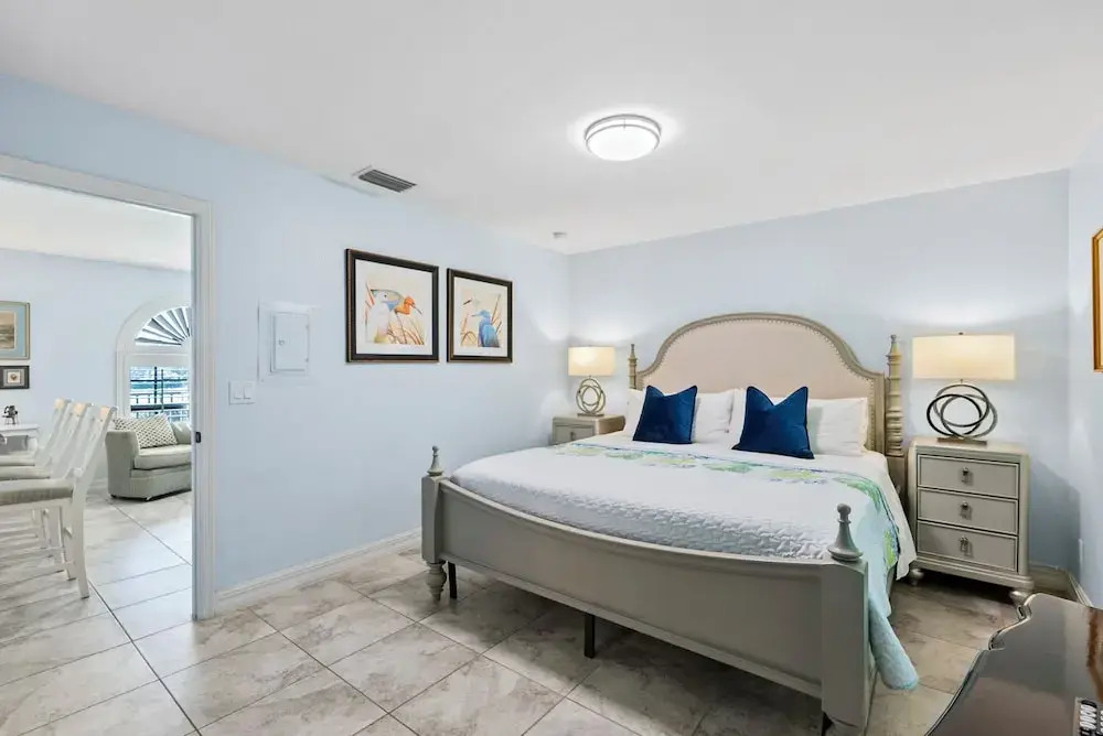 Le Monaco - Romantic 1 BR Condo Steps from 5th Ave S. Chic Coastal Retreat with King Bed and Beach Access. Perfect Location for Couples Near Dining, Shopping, and Naples Beach