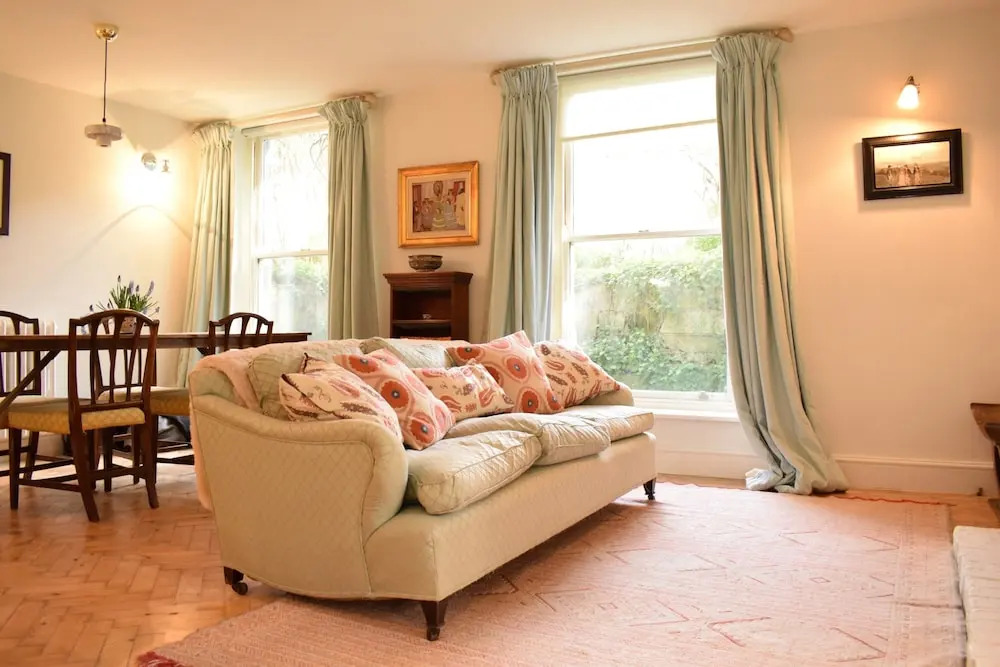 1 Bedroom Chelsea Flat With Communal Garden