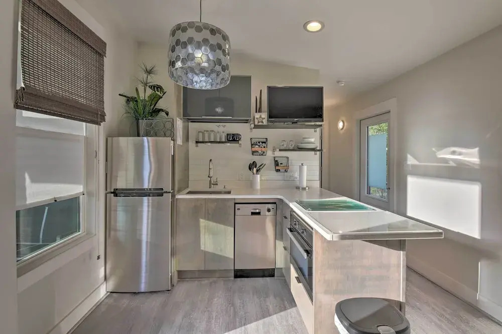Mid-century Modern Beach Cottage With Fire Pit!