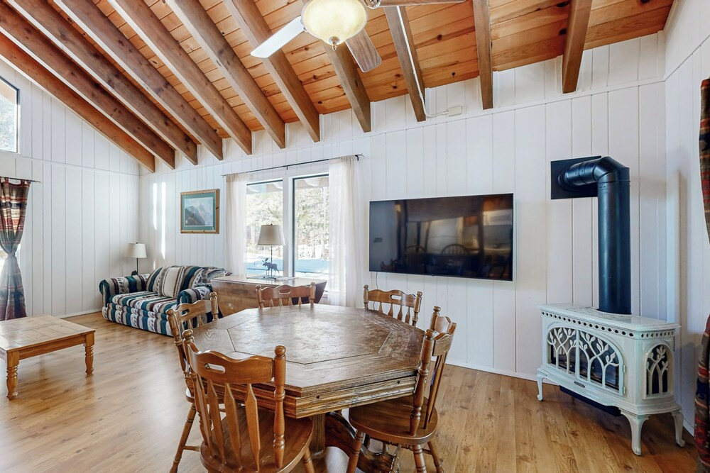 < 2 Mi to Tahoe Donner Ski Resort: Serene Retreat