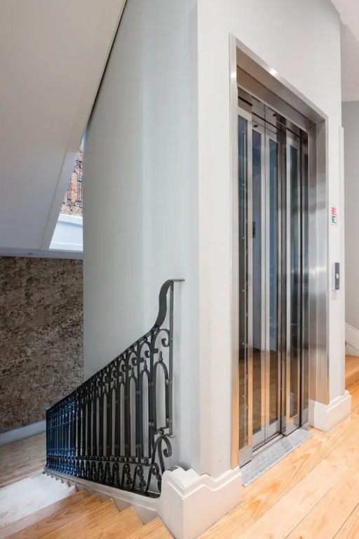 Lis001 · Mid-century Inspired Apartment With River Views