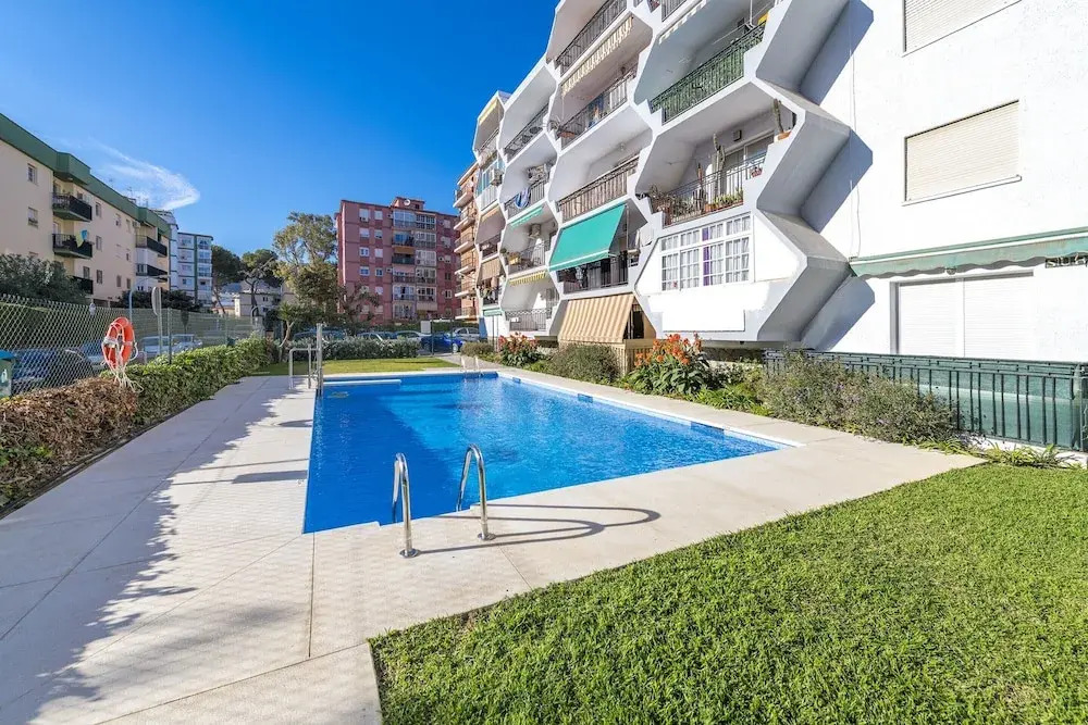 Sunny Coastal Retreat for 4