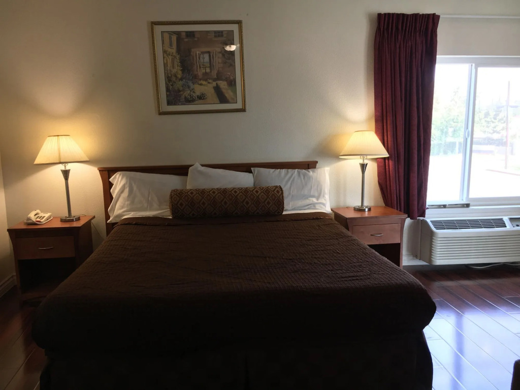 Riverside Inn & Suites