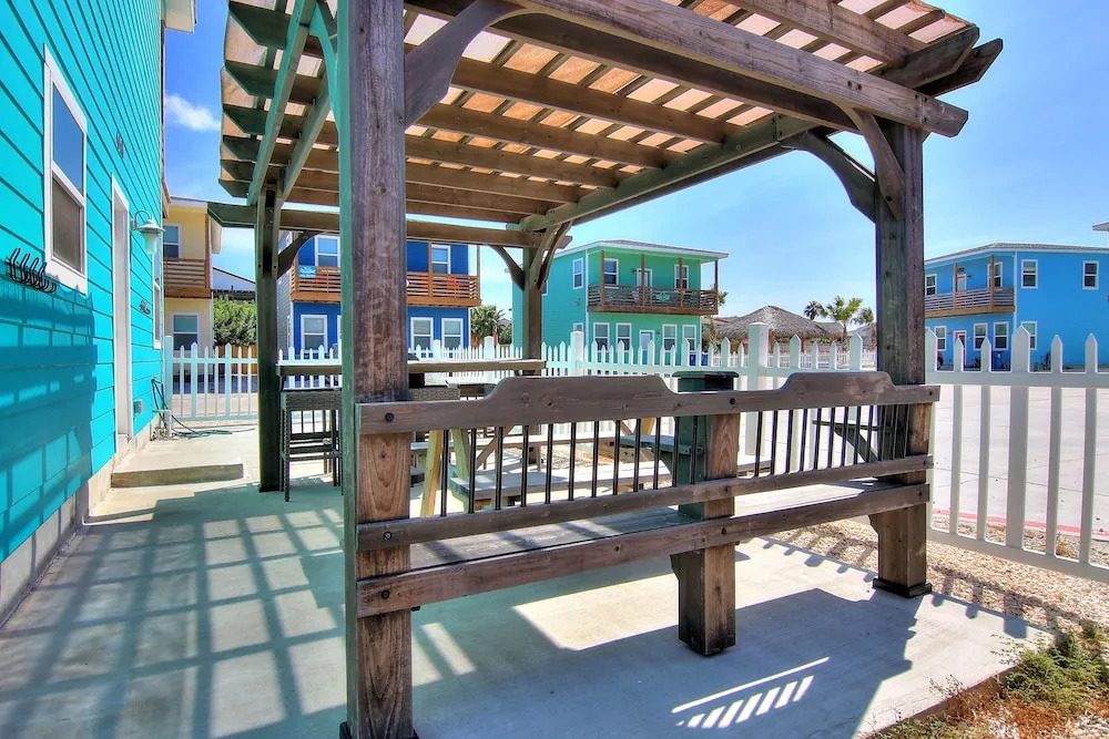 Good Times and Tan Lines - 4 Br home