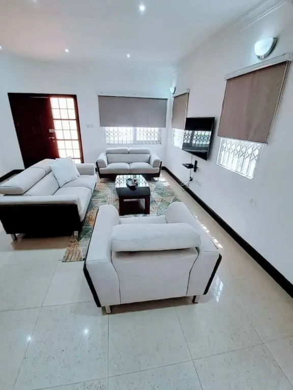 Stylish 3 Bedroom House Near Airport & Marina Mall