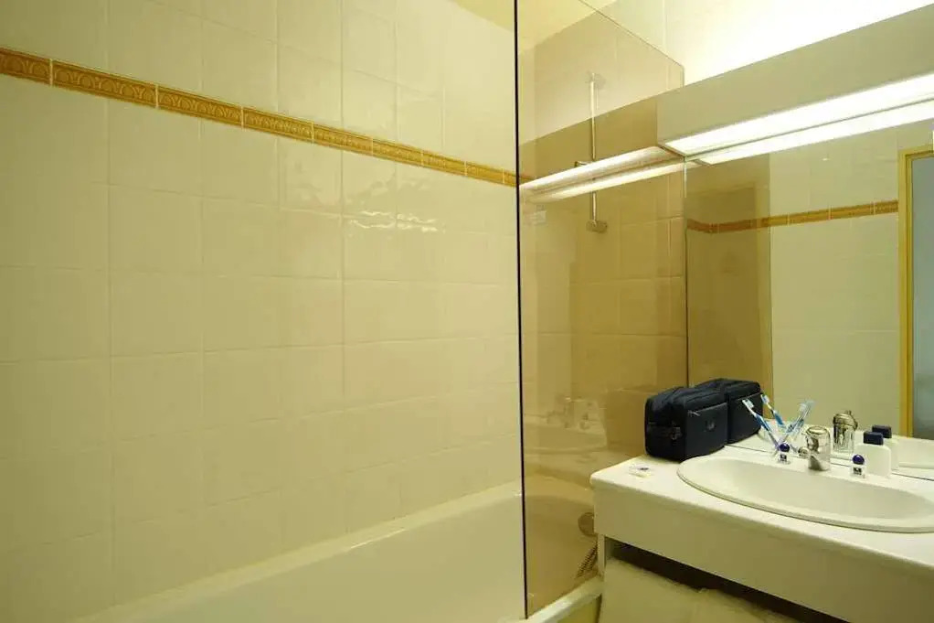 BRIT HOTEL Essentiel CAHORS Nord