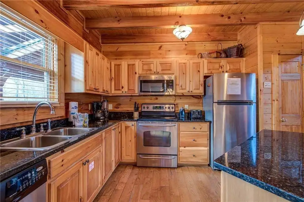 Suite Seasons 4 Bedroom Home with Hot Tub