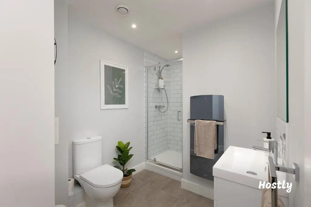 Wesley Gate Apartments - Building 3, by Hostly