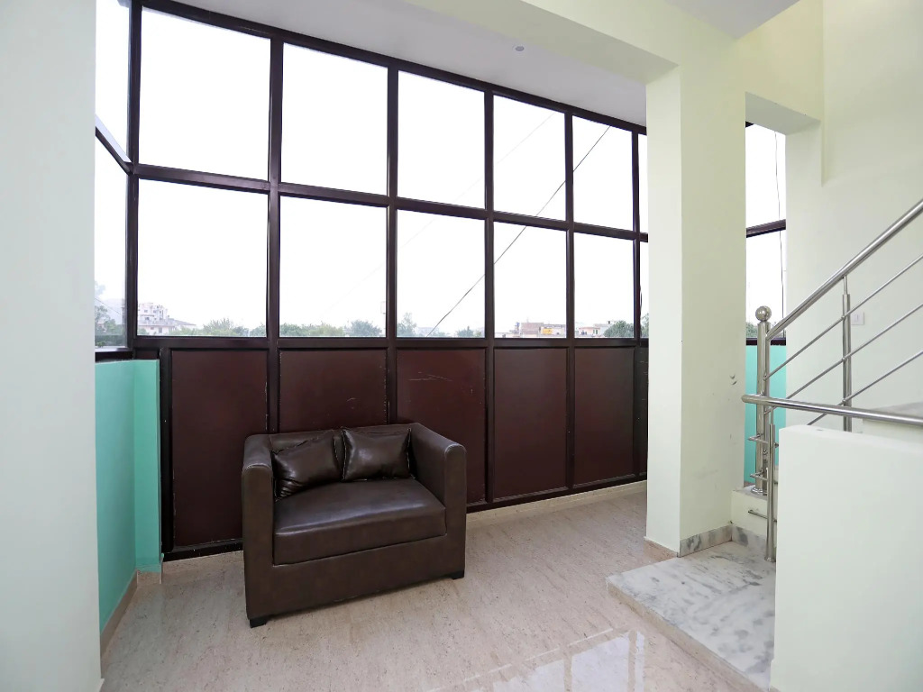 OYO 17293 Country Residency