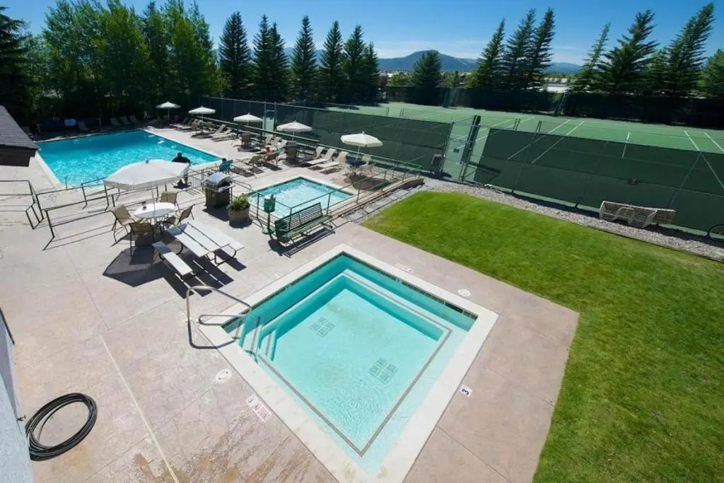 JHRL - Slope-side Whiteridge B5 Condo - Walk to Tram