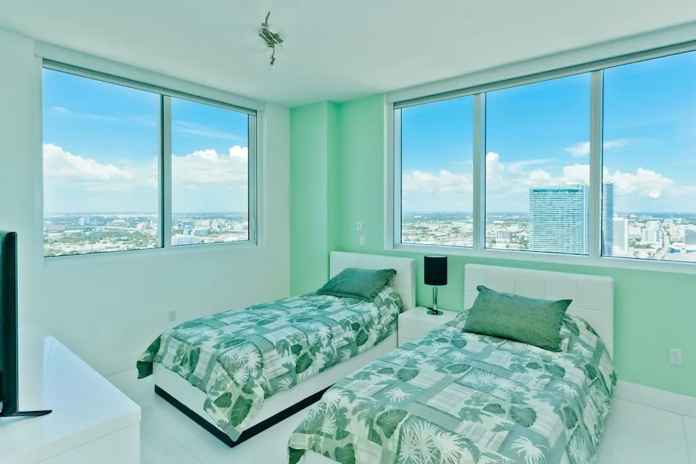 Vizcayne Luxury Condo by 1stHomeRent