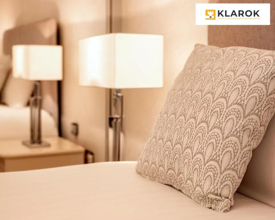 LONG STAYS 20pct OFF - LARGE 4BED-Pool Table & Parking By Klarok Short Lets & Serviced Accommodation