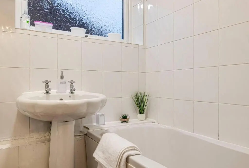 Lovely 2 Bedroom Apartment With Fireplace