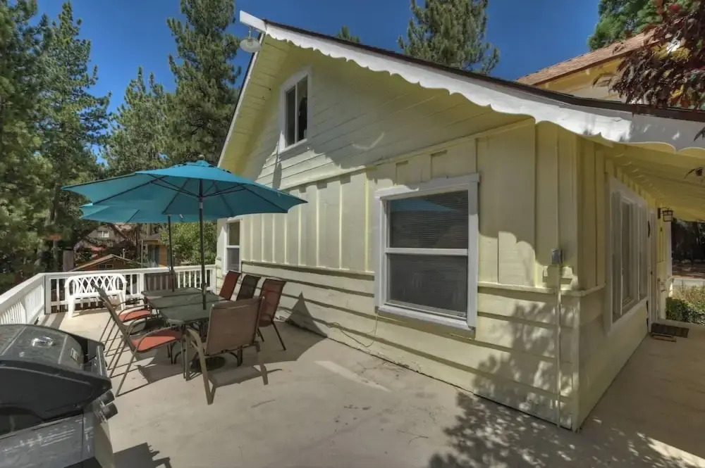 Sunshine Cabin Cozy 2-Story Getaway