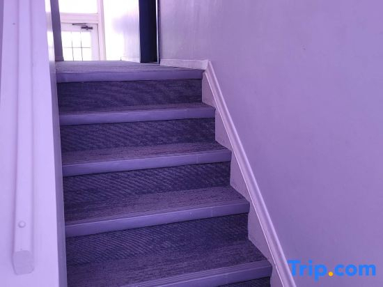 Modern 2BR Near Downtown & Expo Centre