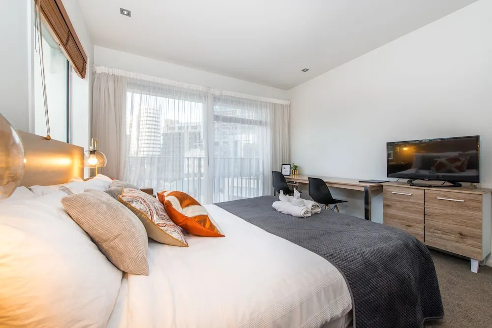 JHT - Studio, Britomart, TV, Balcony