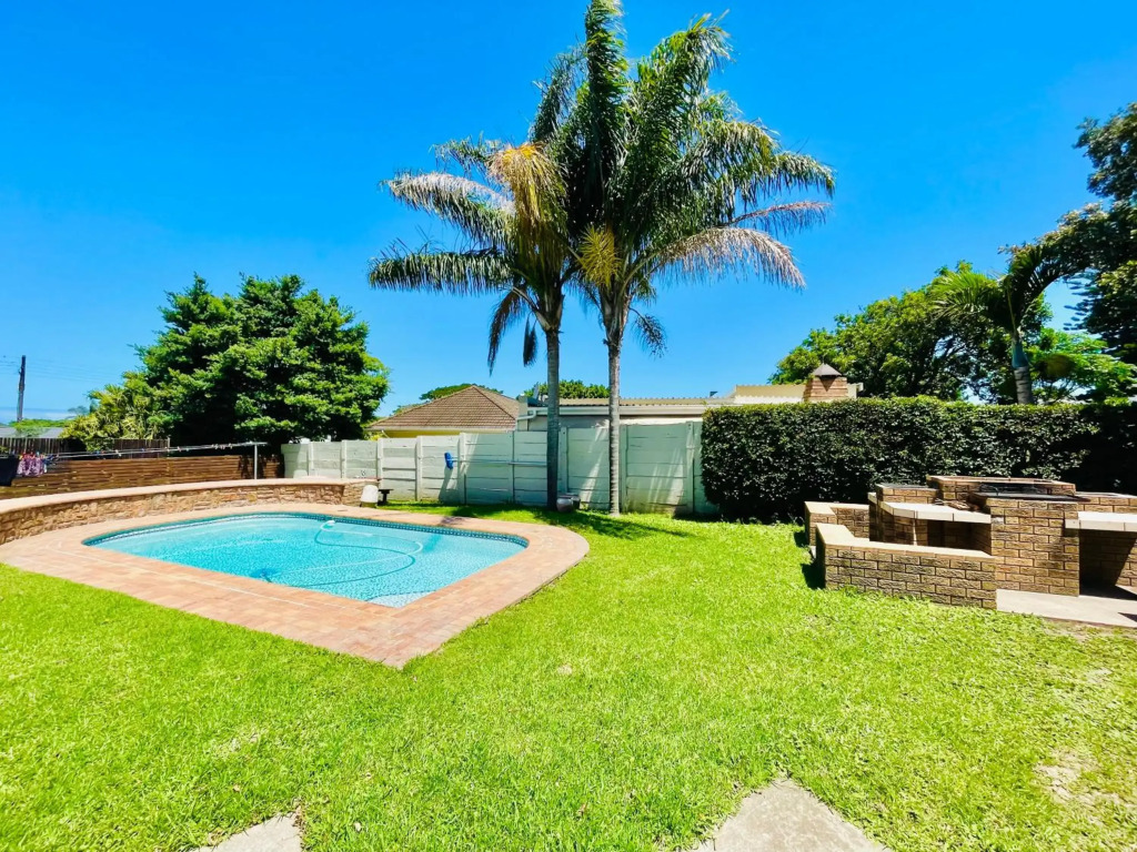 Entire House in Beacon Bay - Golden Location