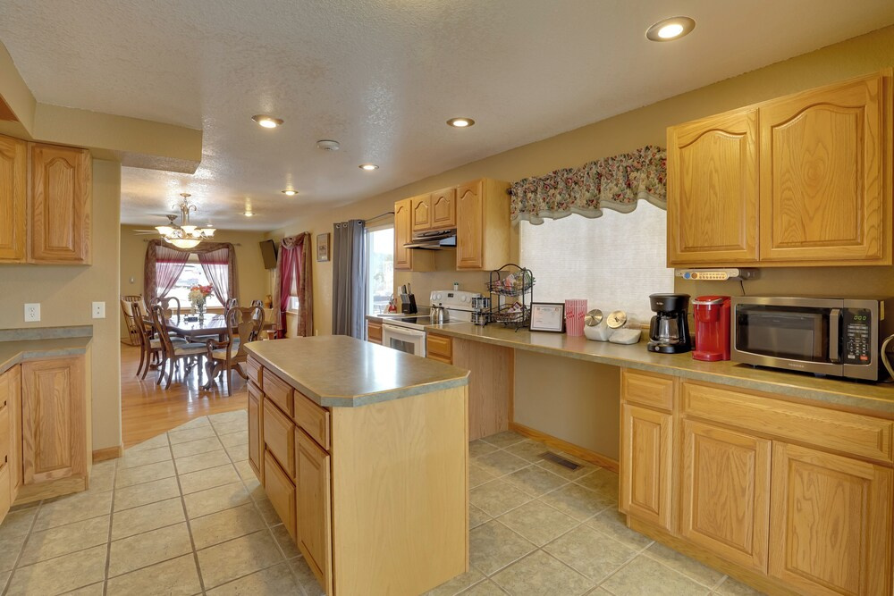 Near Ski Slopes & ATV Trails: Large Lead Getaway
