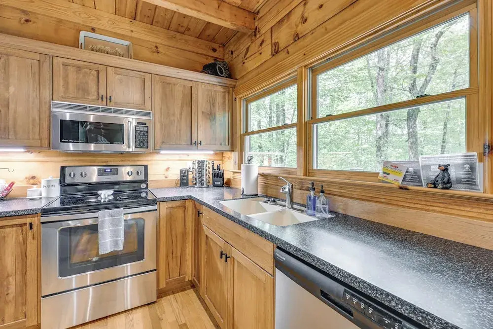 Cozy Retreat w/ Deck & Sapphire Resort Access!