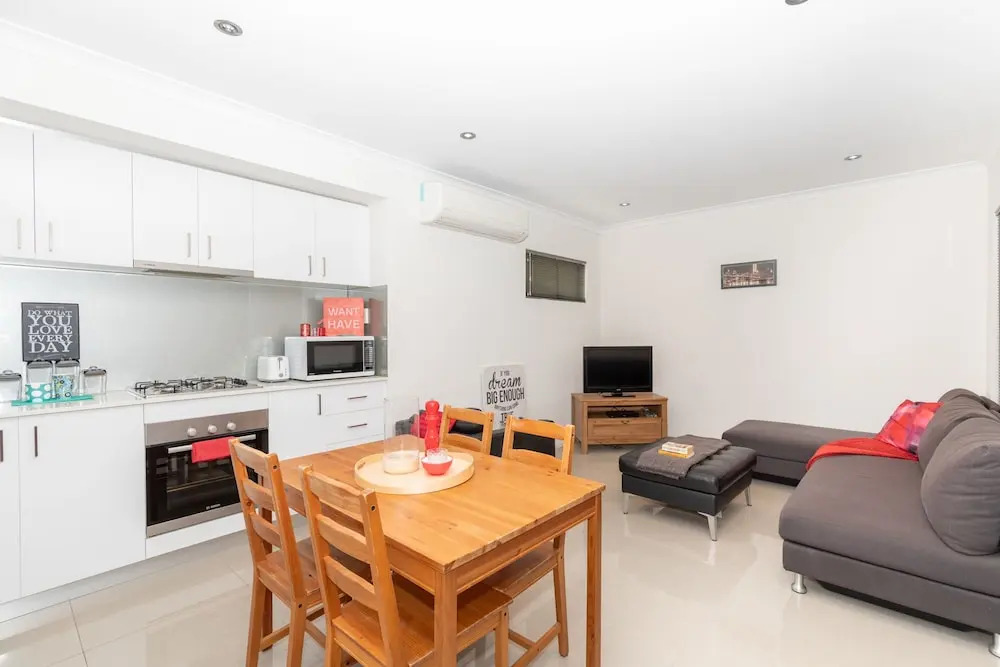 Conveniently Located Luxury Home - 10 Mins from CBD