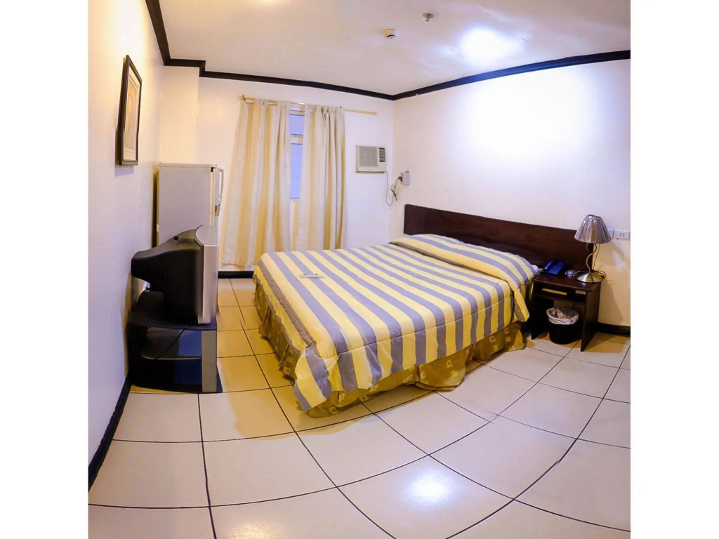 Crowne Garden Hotel