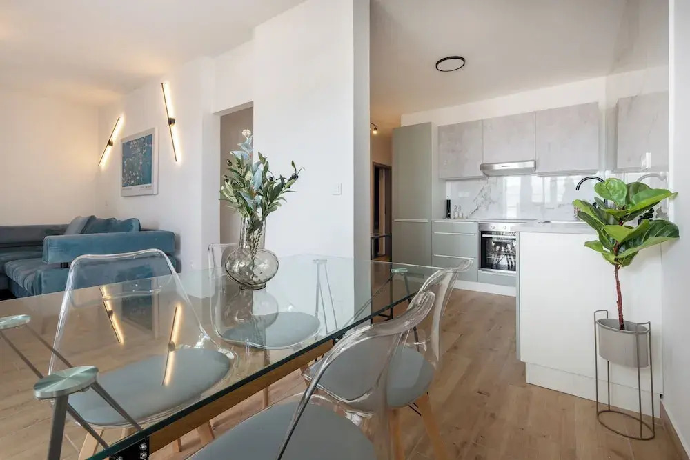 Modern apt With Balcony, 12 min Walk to the Beach