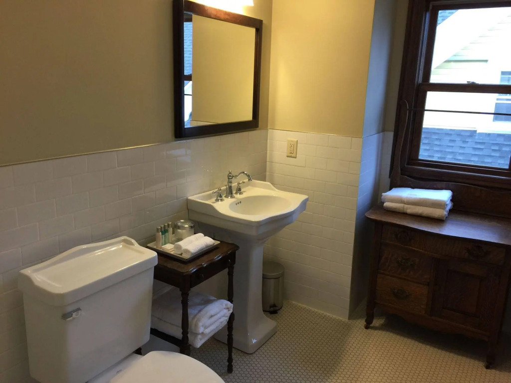 Dartmouth House Inn