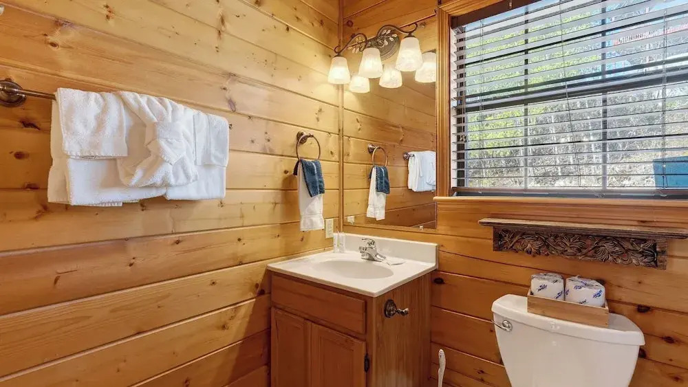 Grand Getaway Cabin by Avantstay A-frame Retreat + Hot Tub + Pool Access, Game Room Mins to Dollywood