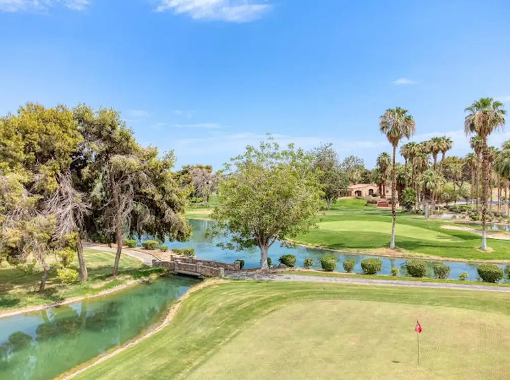Stunning 4-bed House in Indio in Golf Course Commu