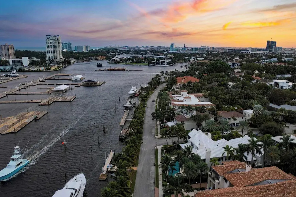 Las Olas Oasis by Avantstay Minutes to the Beach + Hot Tub