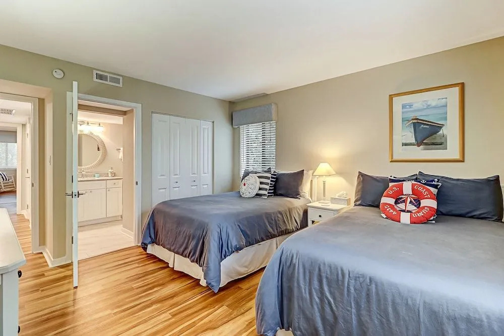 Recently Renovated Secluded Beachwood Condo Free Wifi by Redawning