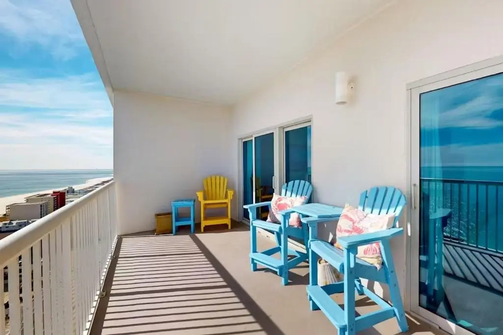 Crystal Tower 1204 2 Bedroom Condo by Redawning