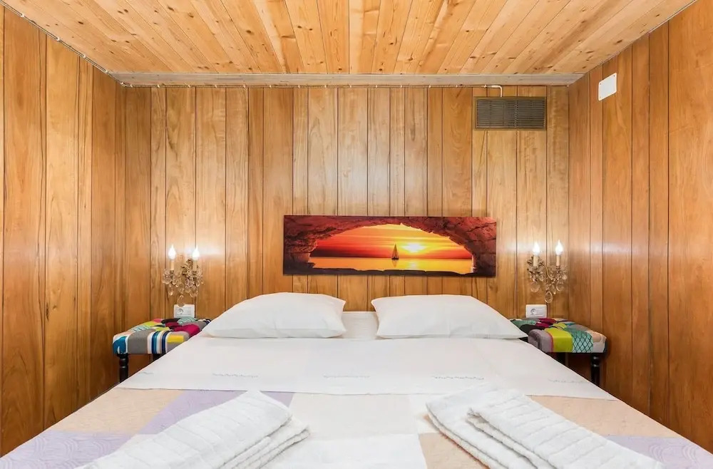 Pet-friendly Apartment in the Heart of Cres