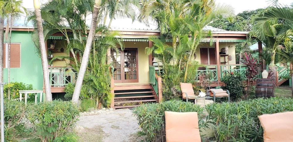 The Greenside Cottages - Private Tropical Garden - Residential area 5 mins from the beach