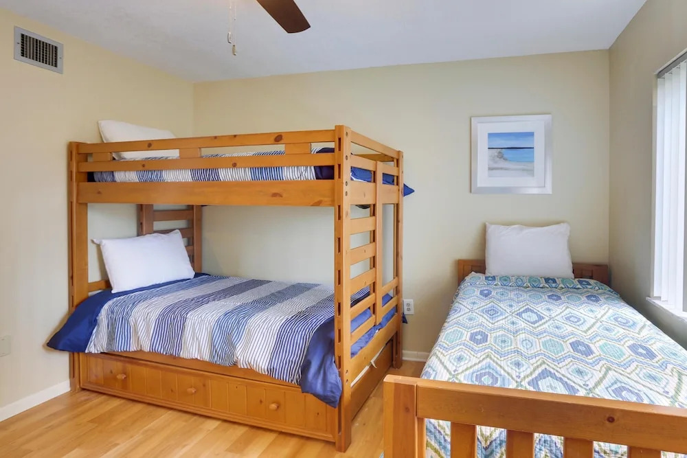 Land's End 206 Building 3 Updated / Bay Views/ End Unit!