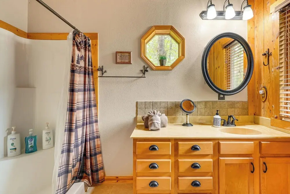 Relax Fireside! Hot Tub Haven on Table Rock Lake