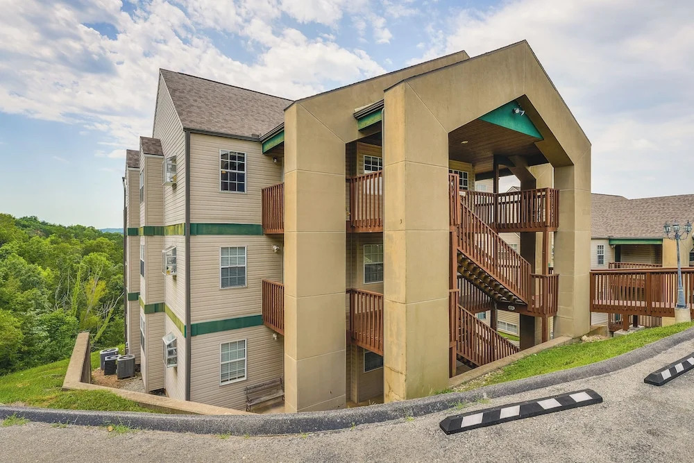 Walk to Table Rock Lake: Condo w/ Pool Access!