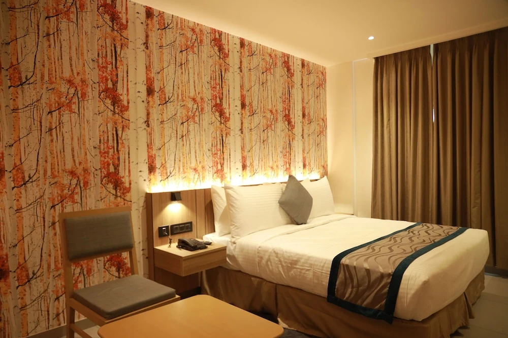 CITY LAKE HOTEL