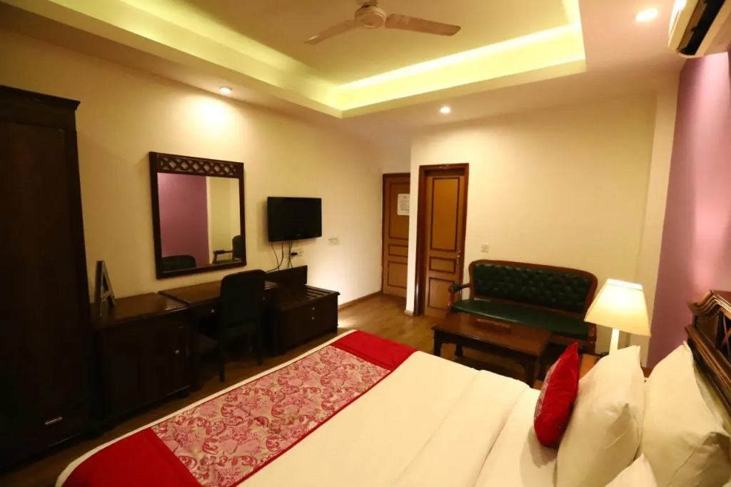 Hotel Ambica Palace AIIMS New Delhi - Couple Friendly Local ID Accepted