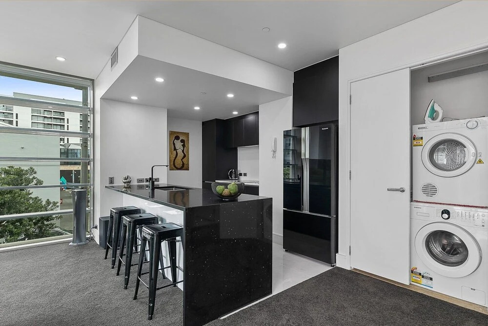 QV Upscale Modern Apt with Parking -965