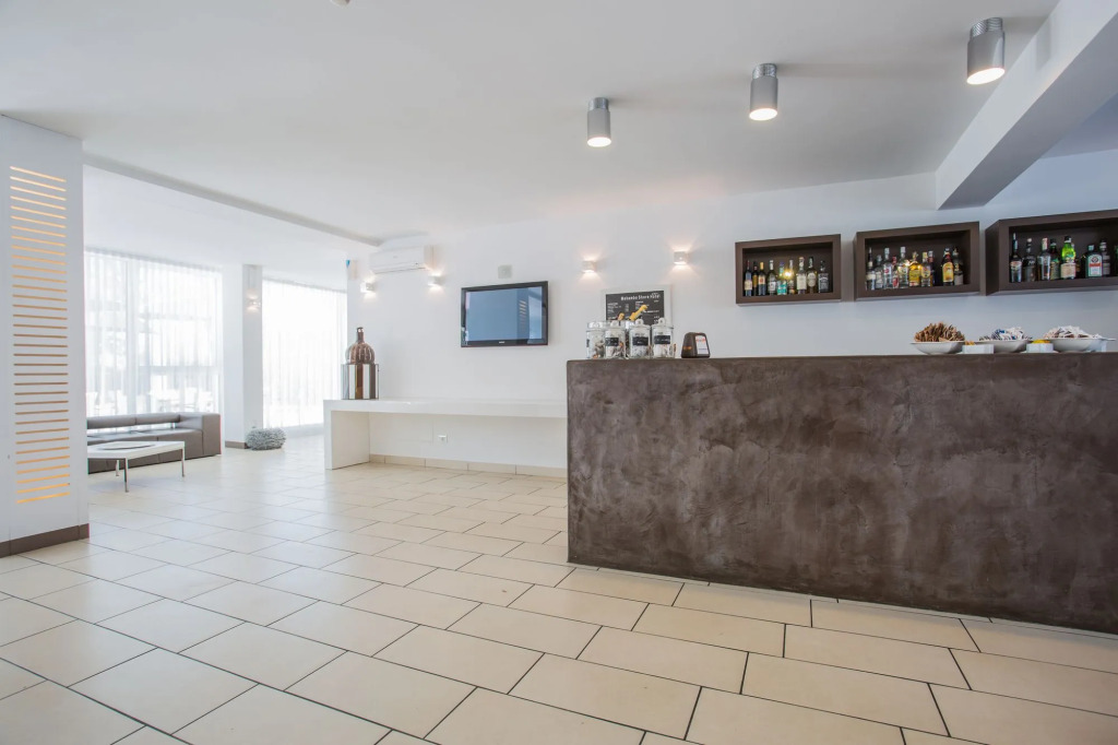 Mokambo Shore Hotel