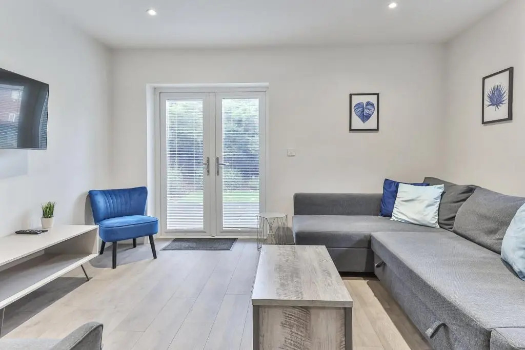 3 Bed Refurbished, Modern House, WiFi, Patio area