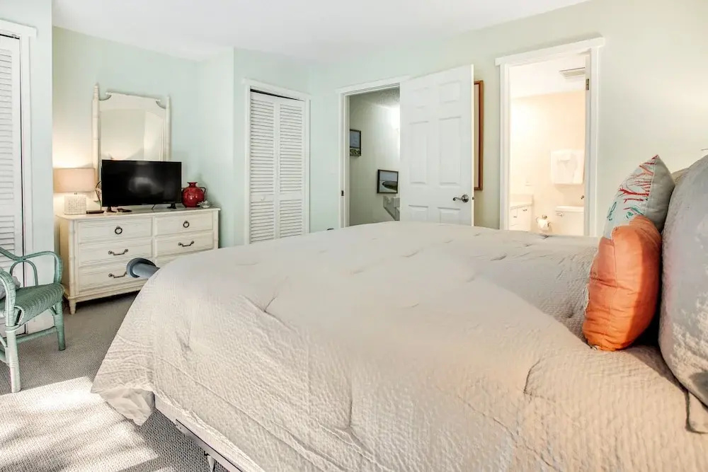 Wonderful Home Close to Everything W/shared Pool, Free Wifi, Central AC