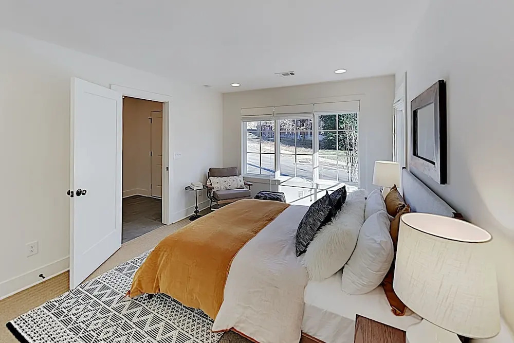 New Listing! Stylish All-suite End Unit W/ Garage 3 Bedroom Townhouse