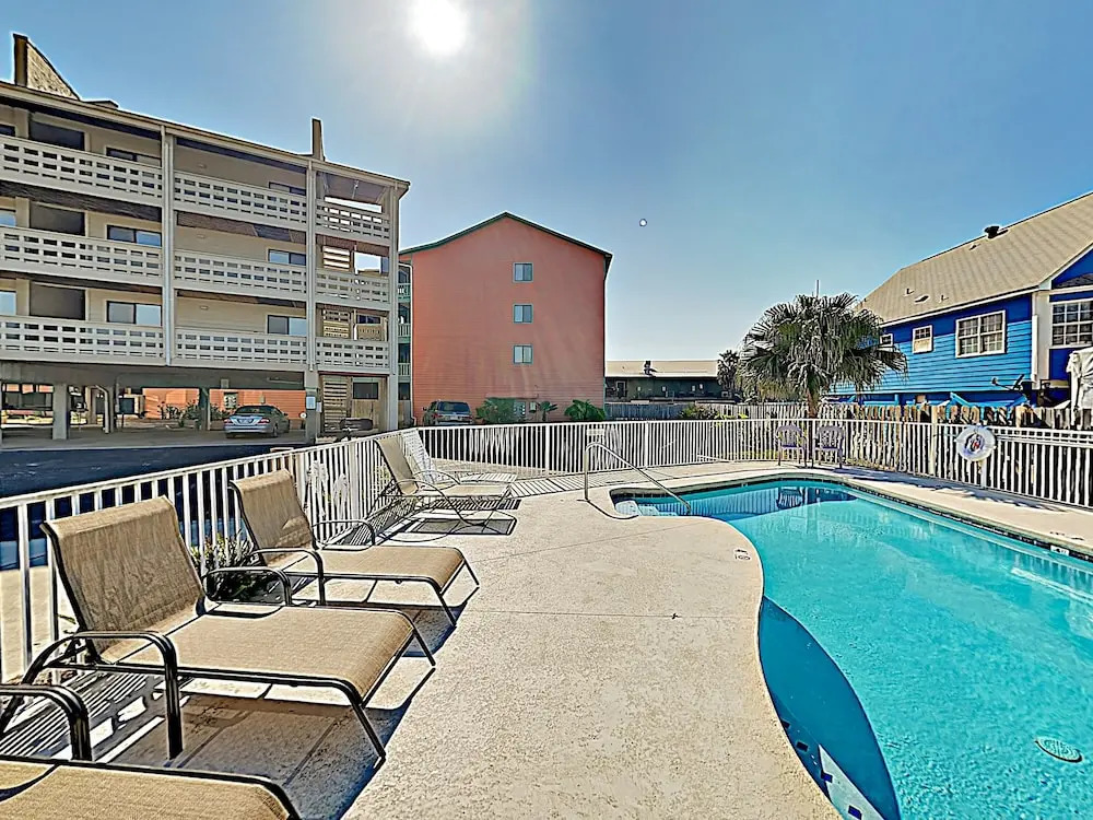 New Listing! Gulf Oasis W/ Pool - 1 Block To Beach Condo
